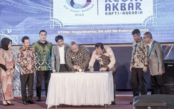 Foto Bupati Jember Hendy Siswanto menandatangani perjanjian kerja sama dengan STPN Yogyakarta (Foto: akun Instagram pemkabjember)