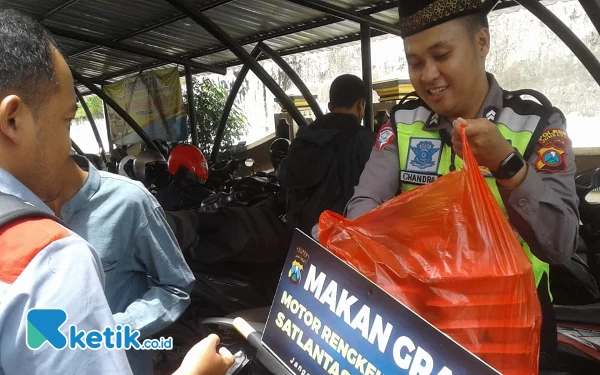 Foto Tim Polres Jombang bagikan naai bungkus. (Foto: Samsul/Ketik.co.id)