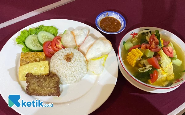 Foto Satu paket Nasi Empal Sayur Asem. (Foto: Shinta/Ketik.co.id)