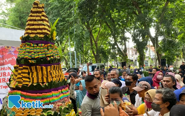 Foto Masyarakat berebut untuk menikmati kue lapis 1,6 meter. (Foto: Shinta/Ketik.co.id)