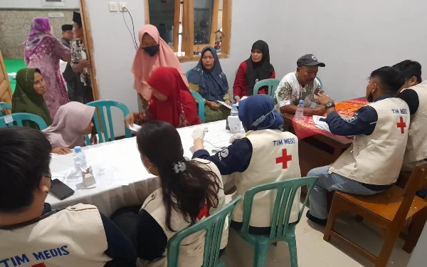 Foto Pemeriksaan kesehatan oleh YBSI di Ponpes Al-Falah Ploso. (Foto: Dok. YBSI)