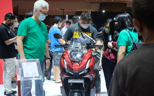 Foto Pengunjung menjajal motor Honda di IIMS 2023. (Foto: AHM for Ketik.co.id)