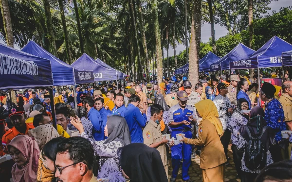 Foto Deretan stand UMKM yang memeriahkan apel besar peringatan 2 tahun memimpin Jember (Foto: Humas Pemkab Jember)