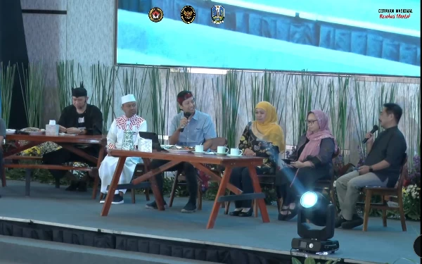 Foto Gubernur Khofifah berdialog bersama sejumlah tokoh di acara Cangkruk. ( Foto : Tangkapan Layar YouTube Kementerian Politik Hukum dan Keamanan RI)