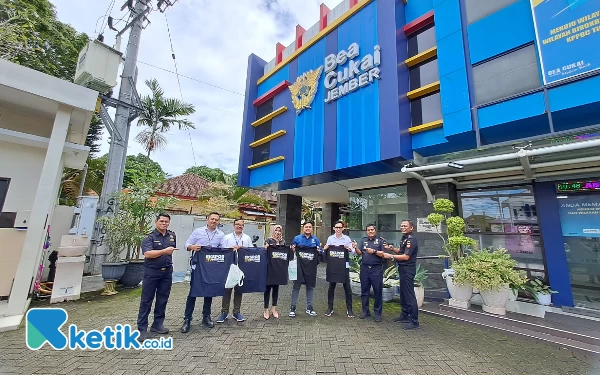 Foto Penyerahan cendera mata dari Bea Cukai Jember (Foto: Fenna/ketik.co.id)