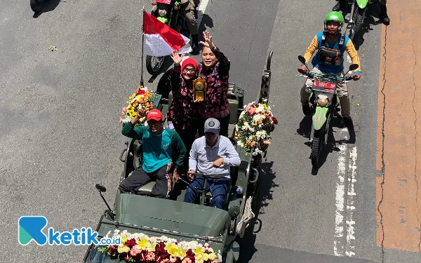 Foto Eri Cahyadi saat menunjukan trofi Adipura Kencana 2022. (Foto: Shinta/Ketik.co.id)