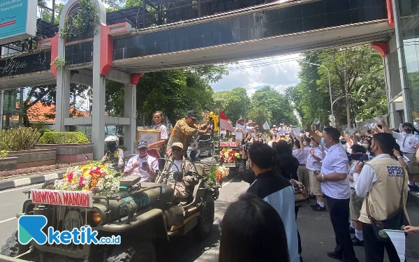 Foto Arak-arakan trofi Adipura Kencana. (Foto: Shinta/Ketik.co.id)