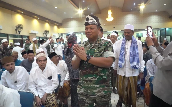 Foto Pangdam V/Brawijaya Mayjen TNI Farid Makruf menyapa para kiai dan tokoh Madura.