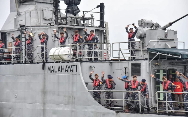 Foto Para anggota TNI yang berangkat menggunakan KRI Malahayati untuk mengirimkan bantuan logistik ke Pulau Masalembu. (Foto:Humas Pemprov Jatim)