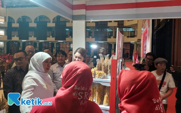 Foto Khofifah mengunjungi contoh toko kelontong binaan SRC. ( Foto:Husni Habib/Ketik.co.id)