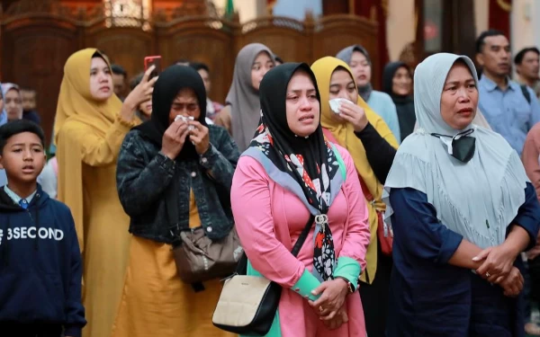 Foto Para keluarga korban tragedi Kanjuruhan yang tampak masih berduka saat gelaran tahlil di Gedung Negara Grahadi. (Foto:Humas Pemprov Jatim)