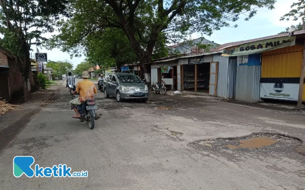 Foto Jalanan rusak berbahaya untuk masyarakat di Kecamatan Kraton, Kab. Pasuruan. (Foto: Rifat/Ketik.co.id)