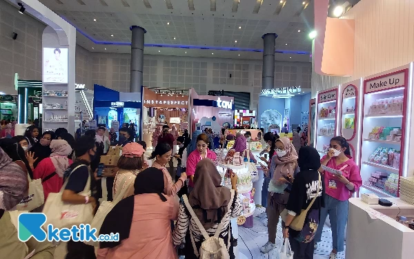 Foto Suasana salah satu booth pameran di Surabaya X Beauty 2023.(Foto:Husni Habib/Ketik.co.id)