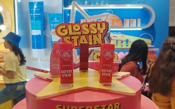 Foto Salah satu produk baru Emina 'Glossy Stain'. (Foto:Husni Habib/Ketik.co.id)