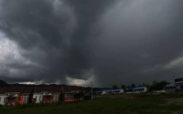 Thumbnail Berita - Waspada ! Hujan Masih Deras, Siklon Borneo Lari ke Jawa