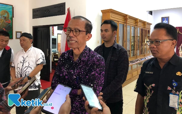 Foto Bupati Magetan Suprawoto saat diwawancara awak media. (Foto: Samsul Hadi/Ketik.co.id)