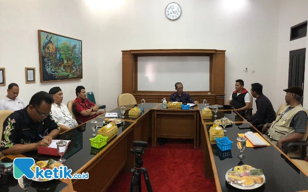 Foto Suasana audiensi Bupati Magetan Suprawoto dengan pengurus IMI Magetan. (Foto: Samsul Hadi/Ketik.co.id)