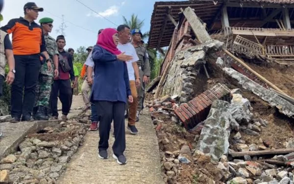 Thumbnail Berita - Khofifah Tinjau Tanah Gerak Ponorogo, Pastikan Rumah Dibangun Pemprov Jatim