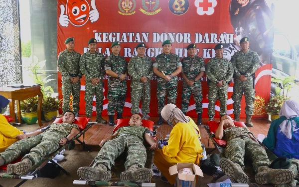 Foto Danpusterad Letjen TNI Teguh Muji Angkasa meninjau kegiatan donor darah di Yonkes 2 Kostrad. (Foto: Yonkes 2 Kostrad)