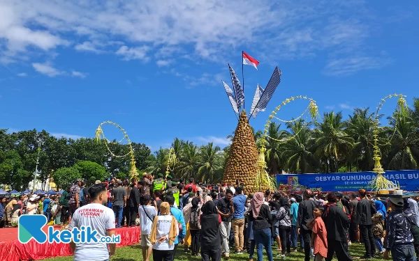 Foto Masyarakat Jember antusias saat pembagian sedekah bumi (Foto: Fenna/ketik.co.id)