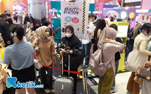 Foto Para Jastipers terlihat mengantre sambil membawa koper yang penuh dengan produk pesanan.(Foto:Husni Habib/Ketik.co.id)