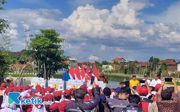 Foto Presiden RI Joko Widodo meresmikan Kolam Retensi Banjir Andir di Jalan Andir-Katapang, Kel Andir, Kec Baleendah, Kab Bandung, Minggu (5/3/23).(Foto: Iwa/Ketik.co.id)