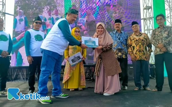 Foto Ketua IKA SMPN 2 Ciparay memberikan hadiah umroh kepada guru SMPN 2 Ciparay Kab Bandung. (Foto: Iwa/Ketik.co.id)