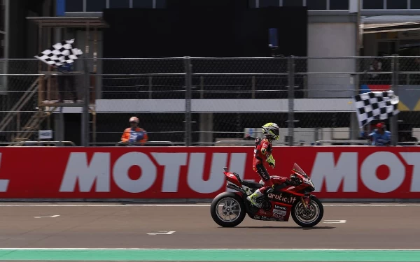 Foto Alvaro Bautista melintasi finish sirkuit Mandalika. (Foto: WorldSBK)