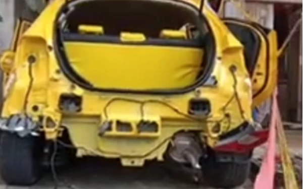 Foto Kondisi bagian belakang mobil Honda Brio milik Kades Kedungrejoso setelah dilempar bom ikan. (Tangkapan layar YouTube Fatwa Siliwangi Official)