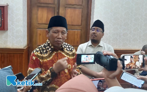 Foto Ketua Lembaga Pengembangan Pesantren dan Diniyah (LPPD) Jatim  Prof. Dr. Abdul Halim Soebahar saat dimintai keterangan oleh awak media.(Foto:Husni Habib/Ketik.co.id)