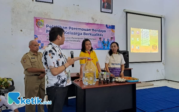 Foto Pemaparan materi pelatihan pemberdayaan perempuan tentang pembuatan membuat eco enzim (Foto: Fenna/ketik.co.id)