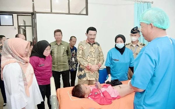 Foto Rektor IPDN Hadi Prabowo meninjau kegiatan khitanan massal oleh IPDN, Rabu (8/3/23). (Foto: Humas IPDN)