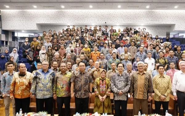 Foto Menteri Sosial RI Dr (HC) Ir Tri Rismaharini MT foto bersama para mahasiswa dan jajaran pimpinan ITS usai kegiatan studium generale di Gedung Pusat Riset ITS. (Foto: Humas ITS)