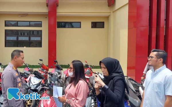 Foto Kapolresta Bandung Kombes Pol Kusworo Wibowo menyerahkan barang bukti motor milik korban kasus curanmor di Mapolresta Bandung, Kamis (9/3/23). (Foto: Iwa/Ketik.co.id)