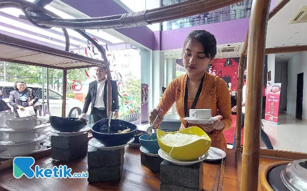 Foto Kru hotel sedang menyajikan Sup Sehat.(Foto:Husni Habib/Ketik.co.id)