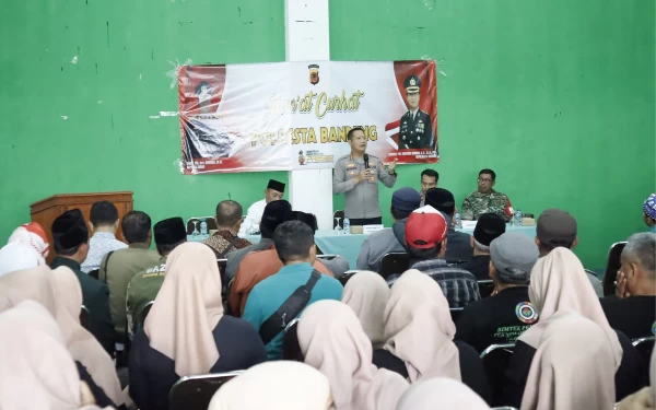 Foto Kapolresta Bandung Kombes Pol Kusworo Wibowo saat Jumat Curhat