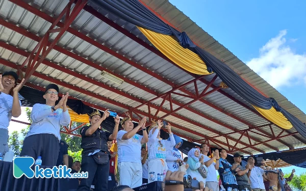 Foto Standing applause pertunjukan kesenian khas Jember (Foto: Fenna/ketik.co.id)