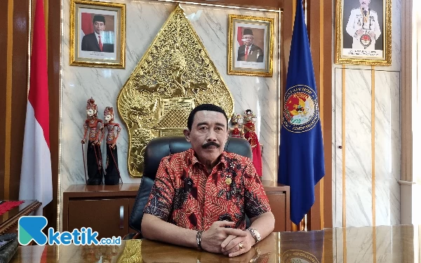 Foto Rektor IPDN Hadi Prabowo di ruang kerjanya. (Foto: Iwa/Ketik.co.id)