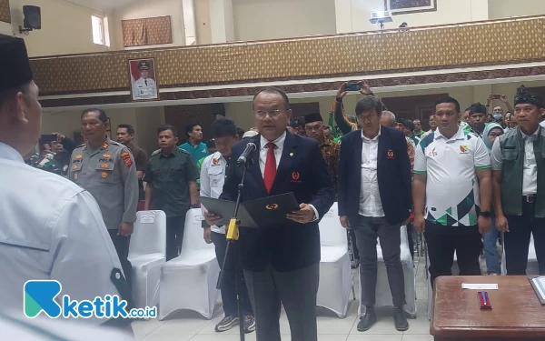 Foto Ketua KONI Jabar Budiana melantik pengurus KONI Kab Bandung masa bakti 2023-2027 di Gedung  M Toha Soreang, Sabtu (11/3/23). (Foto: Iwa/Ketik.co.id)