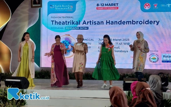 Foto Para model memperagakan busana hasil karya pengrajin bordir Jawa Timur.(Foto:Husni Habib/Ketik.co.id)