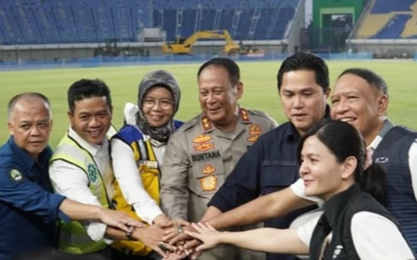 Foto Ketua Umum PSSI Erick Thohir saat meninjau Stadion Jalak Harupat di Kec Kutawaringin Kab Bandung, Sabtu (11/3/23) petang.(Foto: Diskominfo)