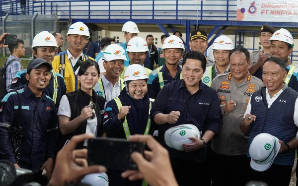 Foto Ketua Umum PSSI Erick Thohir saat meninjau Stadion Jalak Harupat di Kec Kutawaringin Kab Bandung, Sabtu (11/3/23) petang.(Foto: Diskominfo)