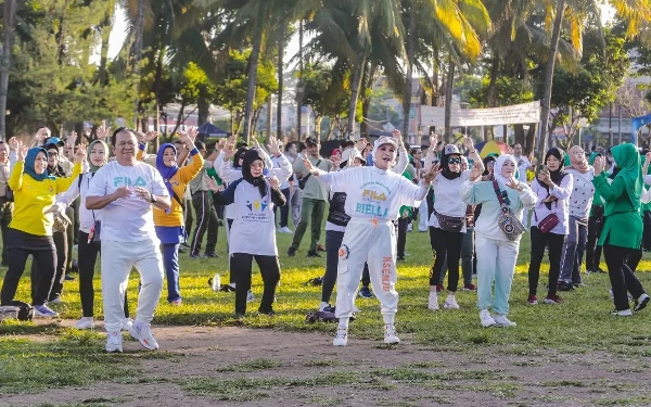 Foto Potret Bupati Jember mengikuti senam bersama (Foto: Humas Pemkab Jember)