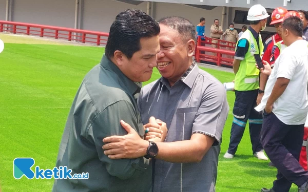 Foto Moment keakraban Menteri BUMN Erick Tohir dan Mantan Menpora Zainudin saat mengunjungi Stadion Utama Gelora Bung Tomo di Surabaya.(Foto:Husni Habib/Ketik.co.id)