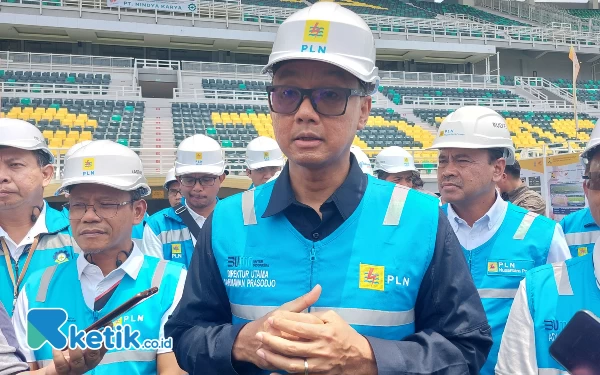 Foto Dirut PLN Darmawan Prasodjo saat meninjau Stadion GBT untuk persiapan Piala Dunia U20.(Foto:Husni Habib/Ketik.co.id)