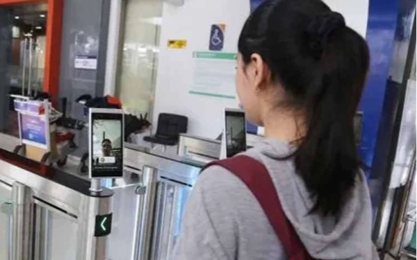 Canggih! Naik Kereta di Surabaya Cukup Scan Wajah 