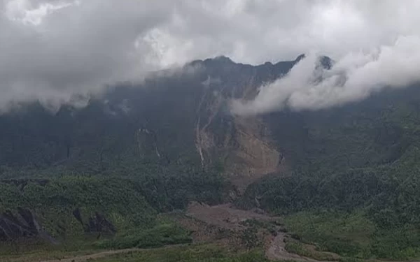 Thumbnail Berita - Longsor, Dinding Kawah Gunung Galunggung Tasikmalaya 