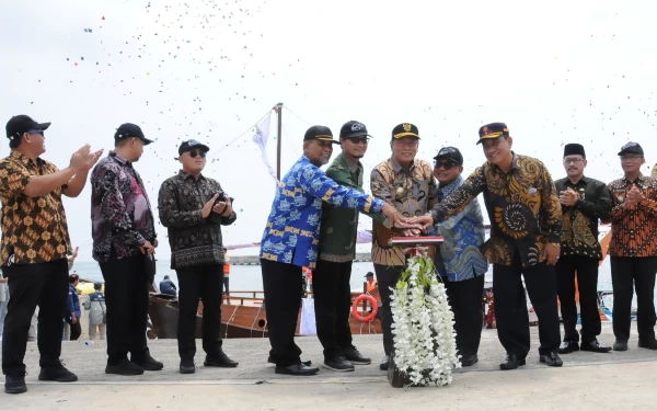 Foto Direktur Akademik Pendidikan Tinggi Vokasi, Beny Bandanadjaja menekan tombol tanda peluncuran dua kapal tradisional  didampingi
Pelaksana tugas (Plt.) Kepala Biro Kerja Sama dan Hubungan Masyarakat, Anang Ristanto, Direktur PPNS, Eko Julianto, dan Wakil Bupati Lamongan Abdul Rouf. (Foto: Kemenristek)