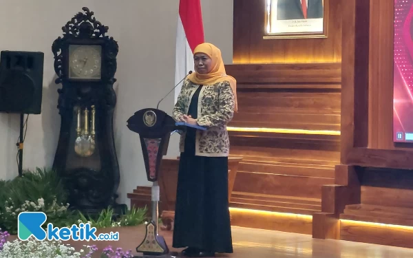 Foto Khofifah saat menyampaikan arahan di Gedung Negara Grahadi.(Foto:Husni Habib/Ketik.co.id)