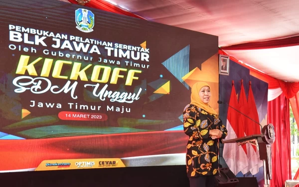 Foto Khofifah saat membuka Kick Off Pelatihan Berbasis Kompetensi.(Foto:Humas Pemprov Jatim)